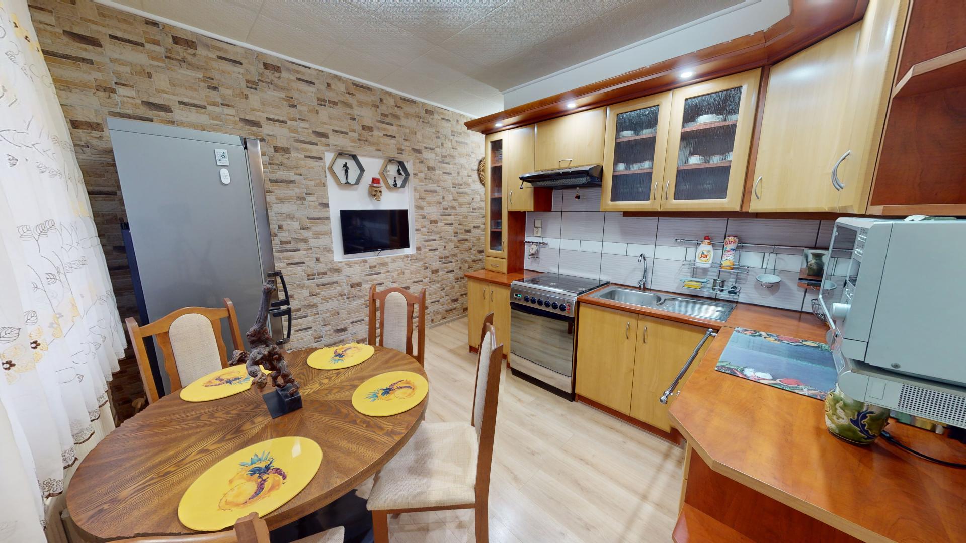 NA PREDAJ VEĽKÝ, PRIESTRANNÝ 3 IZBOVÝ BYT, (85m2), KOMÁRNO