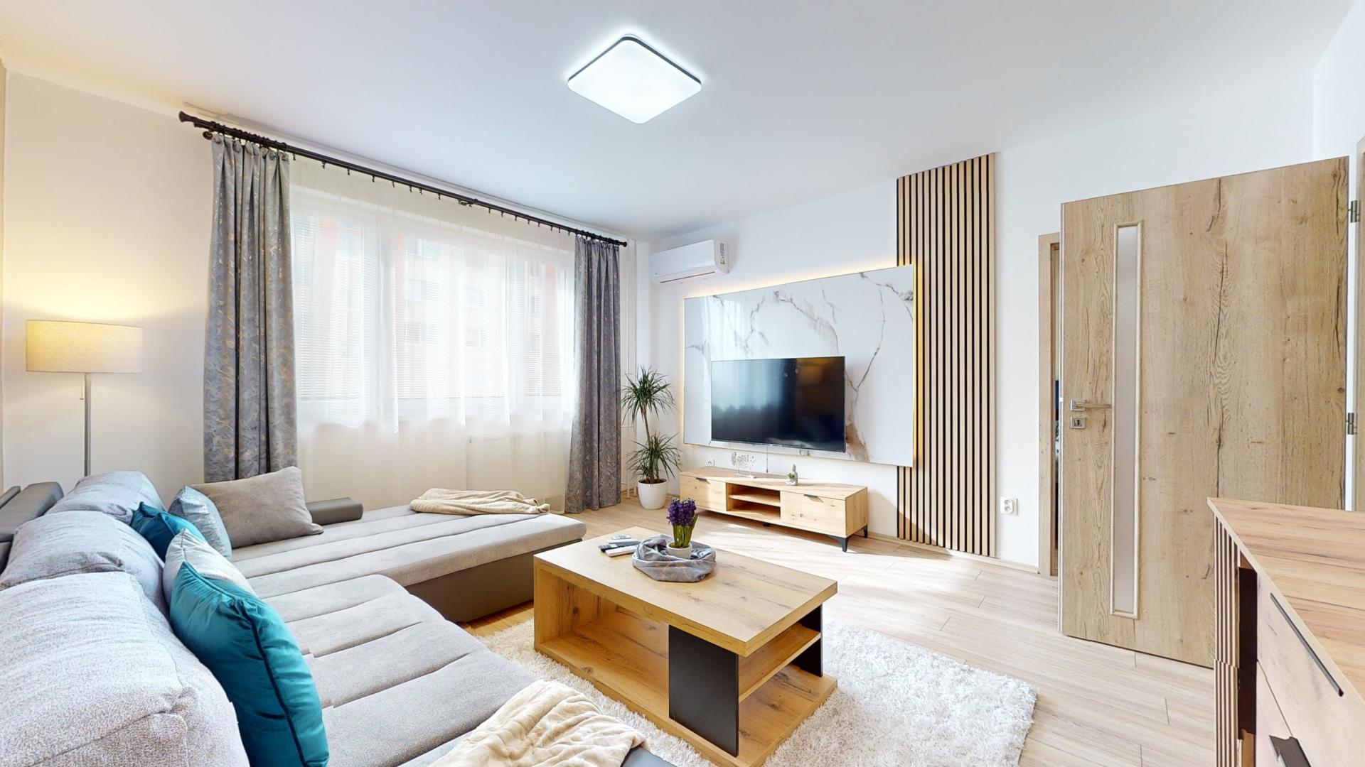 NA PREDAJ KVALITNE, MODERNE ZREKONŠTRUOVANÝ 3 IZBOVÝ BYT S LOGGIOU, KOMÁRNO